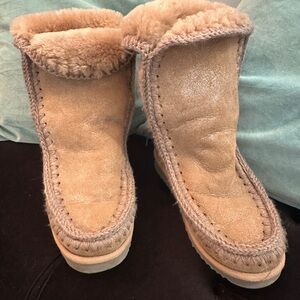 Warm, soft Mou Eskimo Wedge Tail Boot